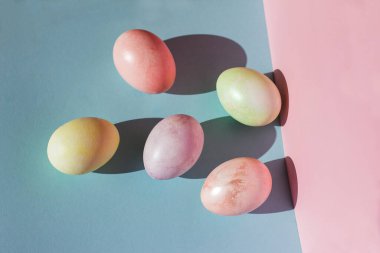 Renkli arka planda renkli pastel renkte Paskalya yumurtaları, Paskalya Katolik ve Hıristiyan