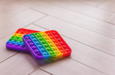 Yeni moda duyusal oyuncak - gökkuşağı onu, yaptığı ses gibi kenarlarında boya olan bir patlamayla patlatır. Çocuklar ve yetişkinler için stres önleyici oyuncak. Renkli oyuncaklar basit gamzeler. 