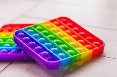 Yeni moda duyusal oyuncak - gökkuşağı onu, yaptığı ses gibi kenarlarında boya olan bir patlamayla patlatır. Çocuklar ve yetişkinler için stres önleyici oyuncak. Renkli oyuncaklar basit gamzeler. 