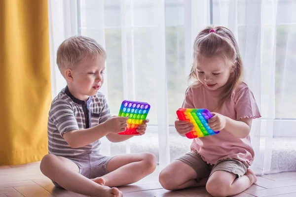 Crianças Loira Menino Menina Sentar Chão Perto Janela Jogar Brinquedo — Fotografia de Stock