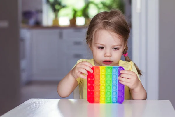 Niña Rubia Los Niños Juegan Con Nueva Tendencia Juguete Sensorial Imagen de stock