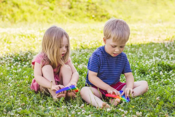 Blonde Garçon Fille Enfants Assis Sur Une Pelouse Herbe Verte Photos De Stock Libres De Droits
