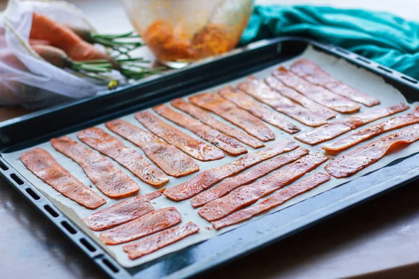 Nakrájená Mrkev Leží Pergamenovém Papíru Protvinu Vaření Mrkvové Slaniny Vegetariánská — Stock fotografie