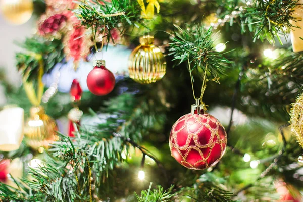 Weihnachten Hintergrund Mit Abstrakten Bokeh Licht Und Weihnachtsbaum Spielzeug Unscharfer — Stockfoto