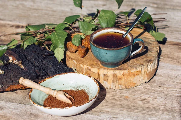 El té de chaga - un fuerte antioxidante, estimula el sistema inmunológico. Saludable natural puro. Champiñón Chaga salvaje, haciendo té, café y remedio a base de hierbas Fotos de stock libres de derechos