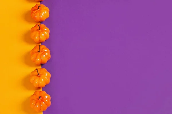 橙色和紫色背景的南瓜 概念之间的光环 文本空间创意概念 — 图库照片
