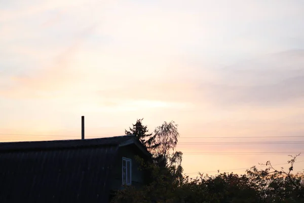 Manzara Sadece Köy Evinin Çatısından Güzel Bir Gün Batımı Manzarası — Stok fotoğraf