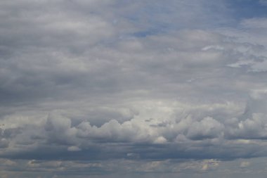 Gri gökyüzünde yağmur bulutu