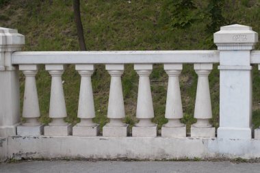 Parkta eski korkuluklar var.