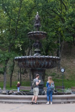 Kyiv, Ukrayna - 15 Temmuz 2020. Volodymyrska Tepesi 'ndeki parkta eski bir çeşme. Parkta sıcak bir yaz günü.