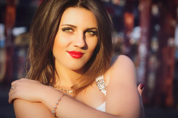 Close-up portrait of a beautiful woman in a city at summer time — Stock Photo, Image