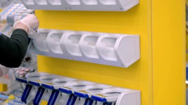 Maske takan mağaza çalışanı barkod onaylayıcılarını kaldırdı