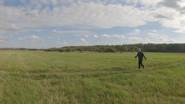 Naturspaziergang mit Trekkingstöcken — Stockvideo