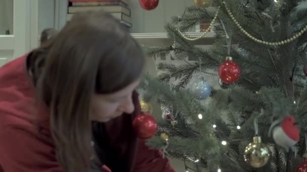 Lady zet geschenken onder de boom. Begrip vakantie en haard — Stockvideo