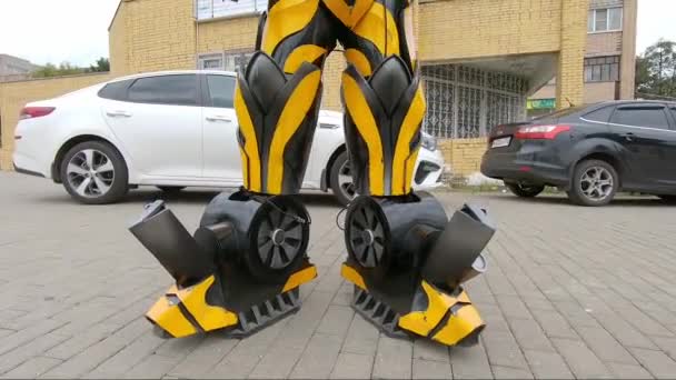 El hombre en el traje del transformador robot Bumblebee. — Vídeo de stock