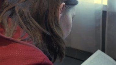 Kütüphanede çevrimdışı okuyorum. Bilgi ve öğrenme kavramı