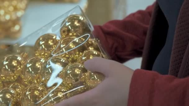 Dekorative Ornamente für Weihnachten kaufen — Stockvideo