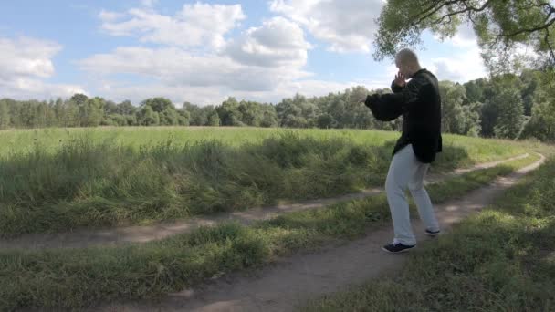 Man utför sparkar i stil med Taekwondo — Stockvideo