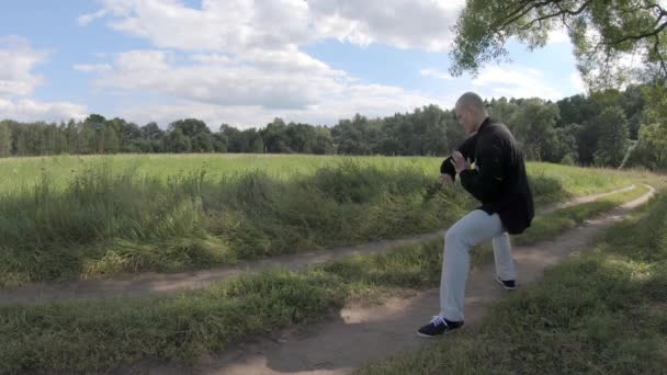 Mann im Kampfsport fordert imaginären Gegner heraus — Stockvideo