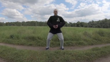 Qigong pratiğiyle chi enerjisi üretiyorum.