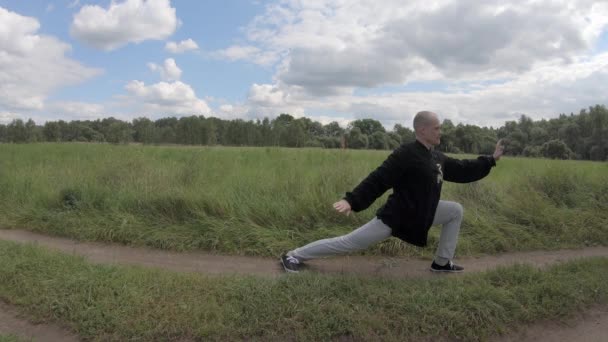 Master of martial arts voert ontspannende oefeningen uit — Stockvideo