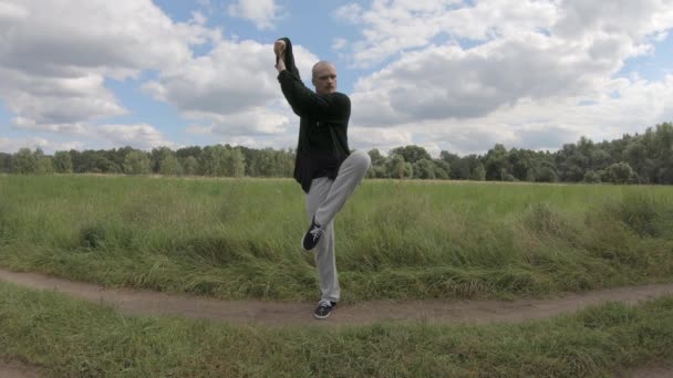 Homme européen engagé dans les arts martiaux — Video