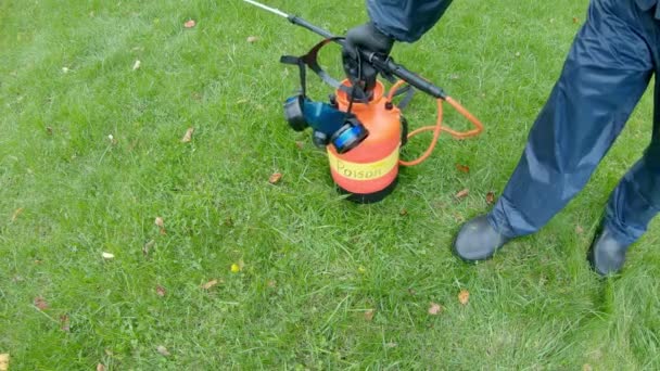 De mens neemt gifspuit, beschermend masker en sprays toxine — Stockvideo