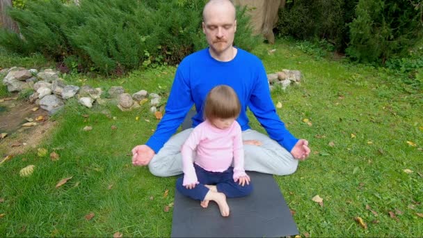 Familjeaktiviteter inom idrott, fitness och yoga i naturen — Stockvideo