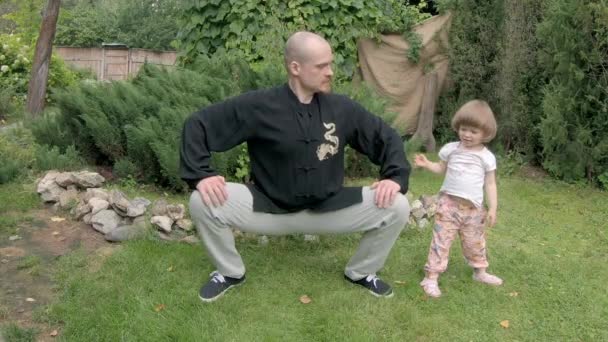 Apa és lánya kung fuznak a természetben.. — Stock videók
