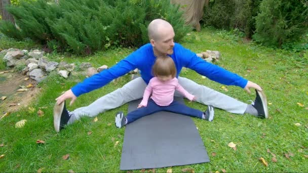 Rodzinne zajęcia sportowe w przyrodzie. Stretching i Pilates w parku — Wideo stockowe