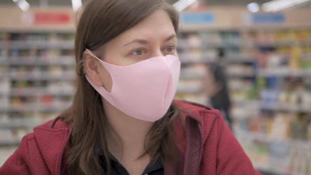 Att köpa mat i en butik under en epidemi eller pandemi — Stockvideo