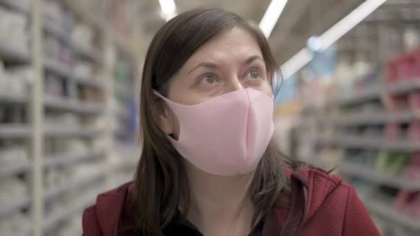 Una donna fa acquisti in un negozio durante la pandemia virale — Video Stock