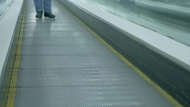Bezbariérový, železný eskalátor na letišti — Stock video