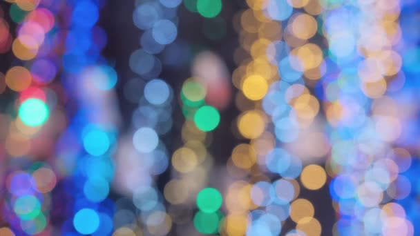 Lumières abstraites d'une guirlande d'arbres de Noël. Effet bokeh optique — Video