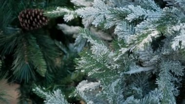 Yapay Noel ağaçları gerçeğine çok benzer.