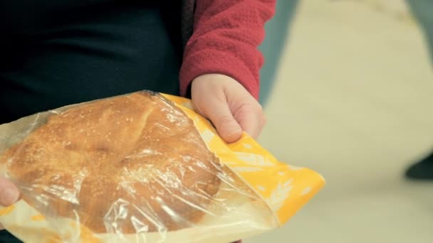 Mulheres mãos segurar pão de trigo redondo — Vídeo de Stock