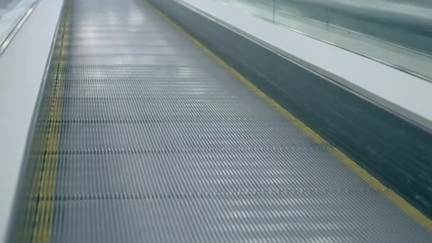 Escalier roulant en fer sans obstacle dans un supermarché — Video