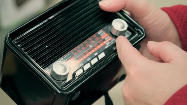 Mujeres manos giran asas, viejo, radio FM retro — Vídeos de Stock