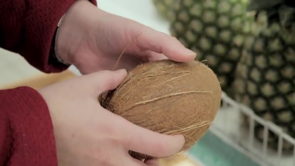 Chica elige un coco en un supermercado. Primer plano. — Vídeo de stock