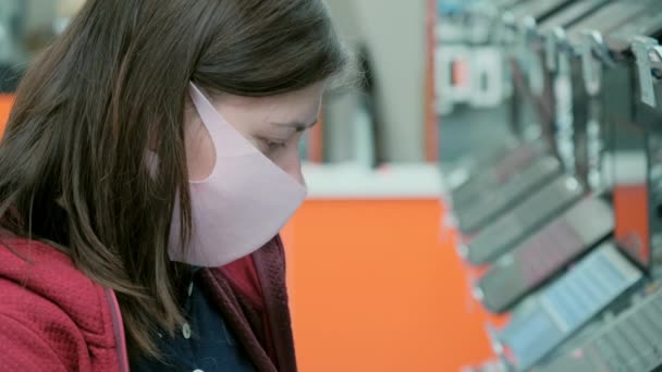 Köpa en bärbar dator under pandemin för online-kommunikation — Stockvideo