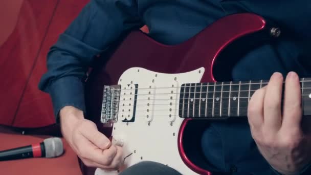 男人用手在电吉他上玩沉重的石头 — 图库视频影像