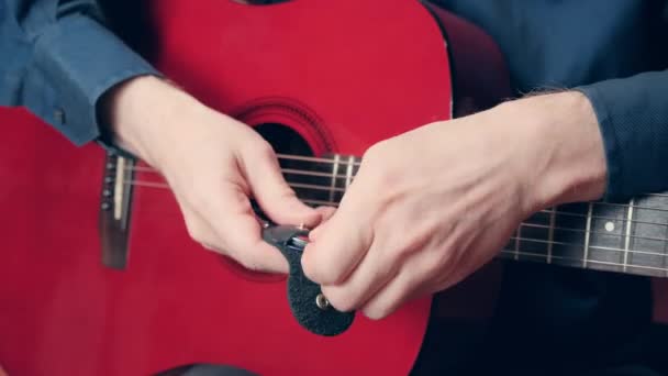 Manos masculinas tomar elegir y empezar a tocar la guitarra — Vídeo de stock