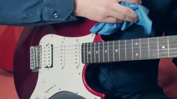 Mannen handen verzorgen elektrische gitaar afvegen gereedschap van stof — Stockvideo