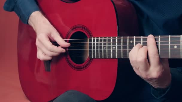 El hombre toca una guitarra acústica con los dedos moviéndose rápidamente — Vídeo de stock