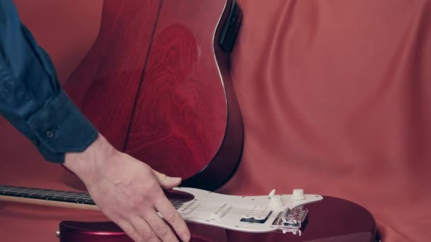 Mannen handen brengen muziekinstrumenten mee voor het concert — Stockvideo