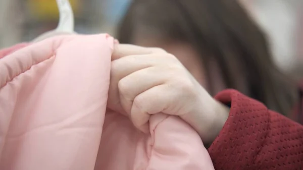 Mãe escolhe macacão rosa para bebê recém-nascido — Fotografia de Stock