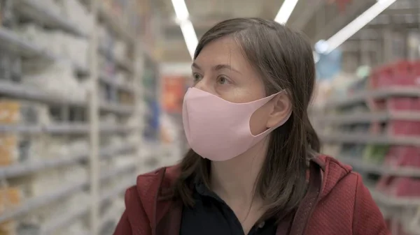 Kobieta dokonuje zakupów w sklepie podczas pandemii wirusowej — Zdjęcie stockowe