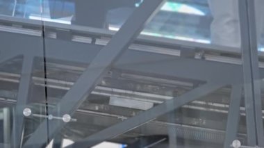 Yürüyen yürüyen merdivenin iç mekanizması