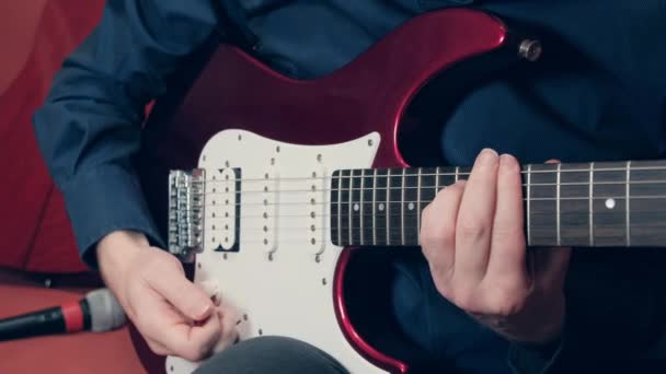 Mężczyźni grają na gitarze elektrycznej techniką vibrato — Wideo stockowe