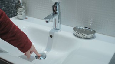 Mağazadaki kız yeni bir ev için lavabo alıyor.